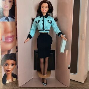 Avon Representative Barbie Doll Hispanic Special Edition Theresa Face 1998